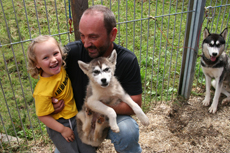 Husky-Toni mit Tochter und Husky