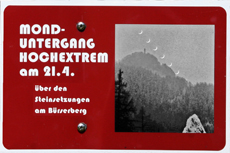 Monduntergang hochextrem am 21.4. über den Steinsetzungen am Bürserberg
